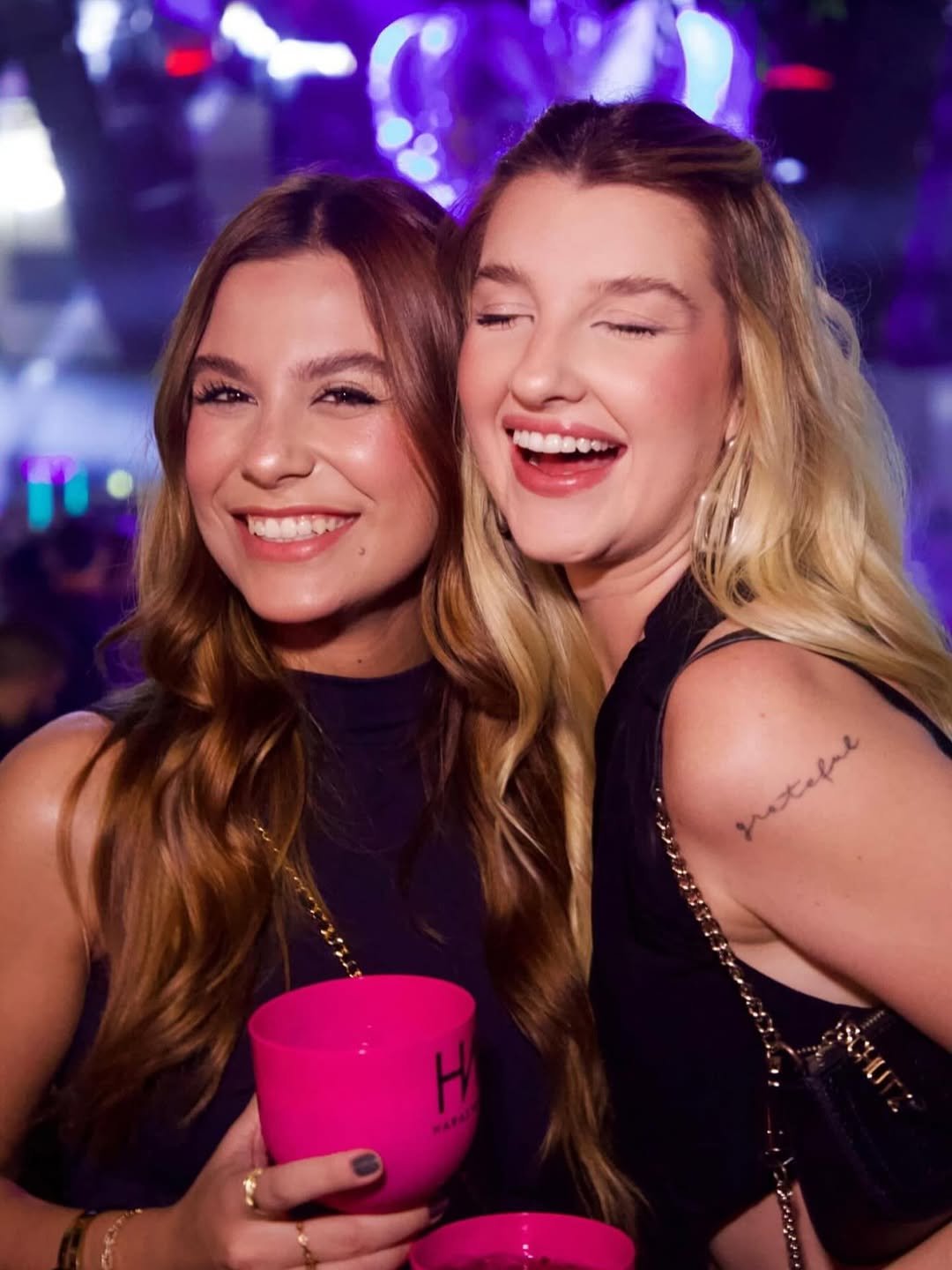 Duas amigas sorrindo na pista